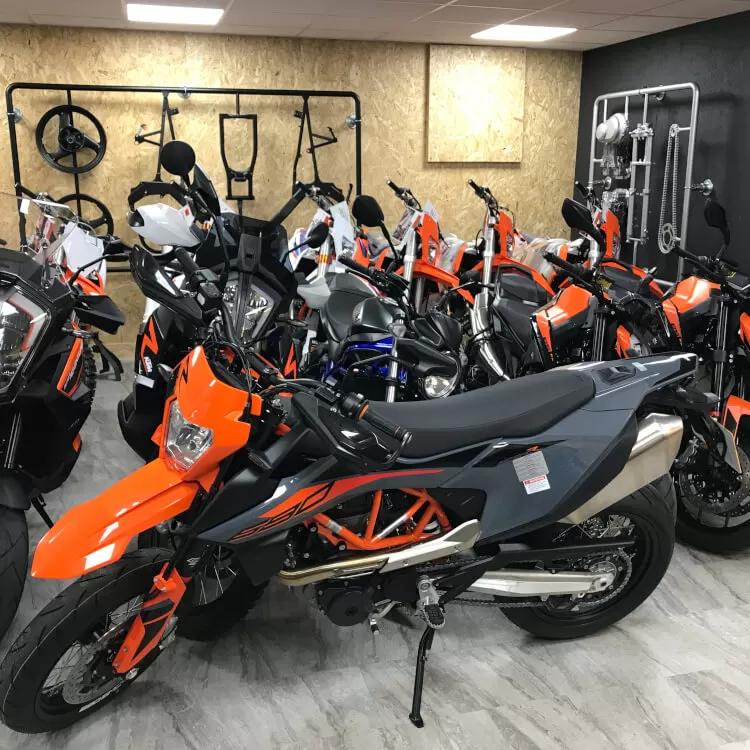 Raising roof on KTM off road display area